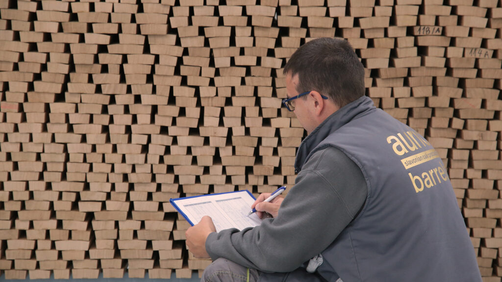 Für die Weinherstellung kommt hochwertiges Holz von der Stiel- und Traubeiche für die Fässer zum Einsatz.